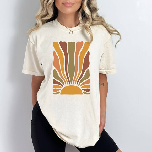NWT Loopty Loo Designs Beige Retro Sun Graphic Tee Sizes S-2XL - Picture 1 of 1